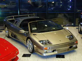 Sleek Silver Beauty: The 1999 Lamborghini Diablo in a Retail Showroom