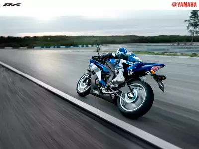 Yamaha YZF R6f in action on the open road