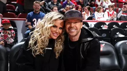 Jenny McCarthy and Donnie Wahlberg Wallpaper - Celtics vs. Bulls Game