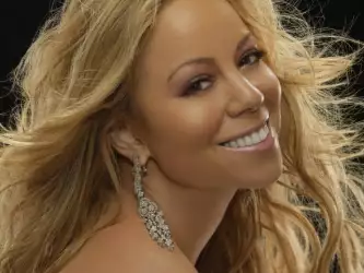 Mariah Carey with smiley on her face