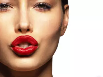 Jessica Biel With Bright Red Lips