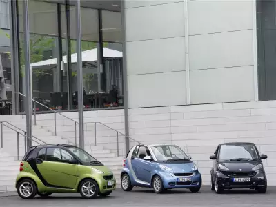 A lineup of three Smart Fortwo cars in a row