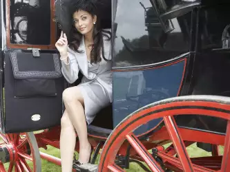 Aishwarya Rai Photoshoot: Exiting the Carriage