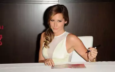 Ashley Tisdale Signing In Barnes And Nobles