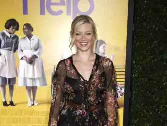 Amy Smart Radiates Elegance at The Help Premiere: A Night of Hollywood Glamour