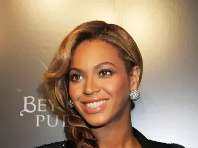 Beyonce Knowles With Her Parfume Pulse