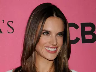 Alessandra Ambrosio At Vicotrias Sectret Show008