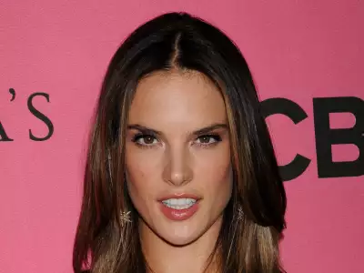 Alessandra Ambrosio At Vicotrias Sectret Show002