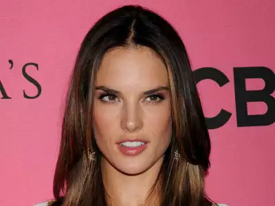 Alessandra Ambrosio At Vicotrias Sectret Show010