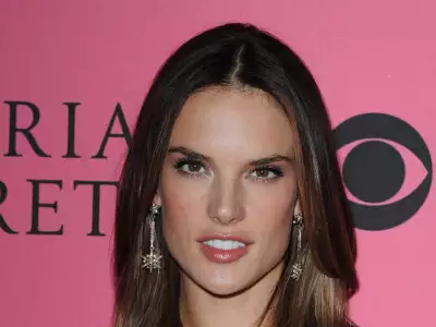 Alessandra Ambrosio At Vicotrias Sectret Show027