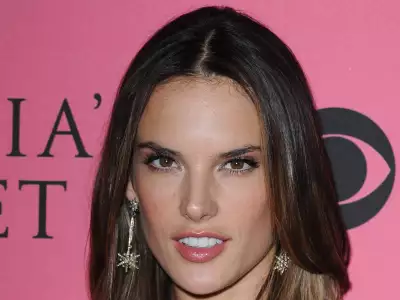 Alessandra Ambrosio At Vicotrias Sectret Show029