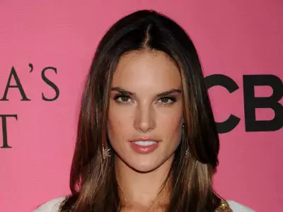 Alessandra Ambrosio At Vicotrias Sectret Show038