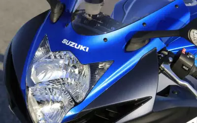 Suzuki GSX R750 in action, showcasing its sportbike prowess and design