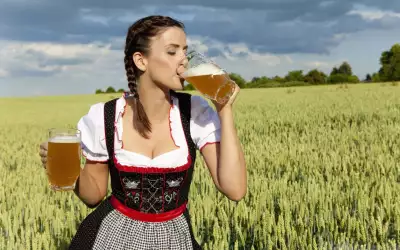 German Woman Drinking Beer Wallpaper2x720
