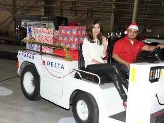 Victoria Justice Delta Airlines Holiday In The Hangar In Los Angeles