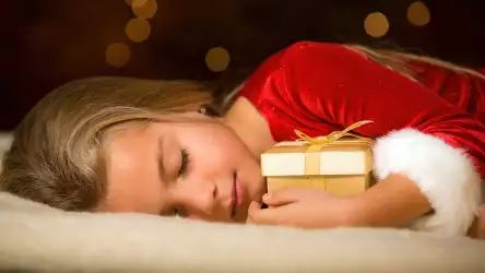 Christmas Eve Wallpaper - Little Girl Sleeping with Gift in Hand