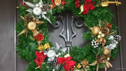 Christmas Wreath Door Wallpaper - Welcoming Festive Elegance