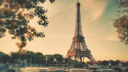 Eiffel Tower Paris France Wallpaper: A Captivating View of Iconic Beauty