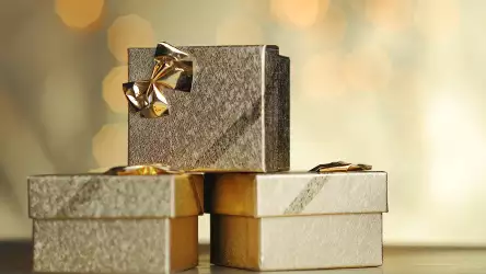 Gold Ribbon Christmas Box Wallpaper