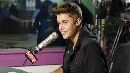 Justin Bieber on the Radio Wallpaper