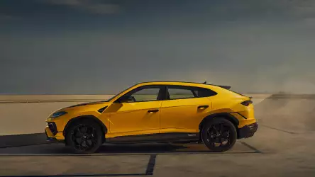 Lamborghini Urus Performante: Parking and Striking Side View