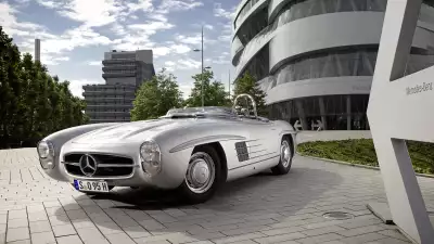 Mercedes-Benz 300 SL Wallpaper - Classic Elegance